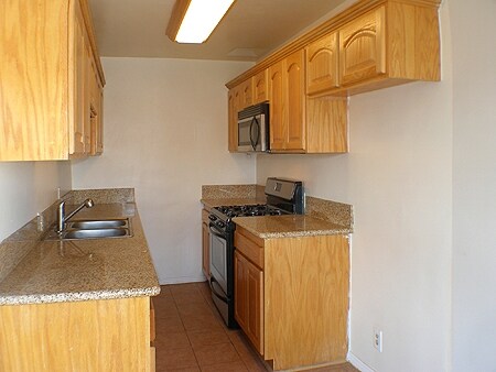 Updated Kitchen - 1610-1616 3/4 S Mansfield