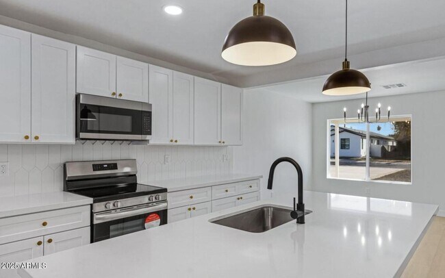Foto del edificio - 2320 E Whitton Ave