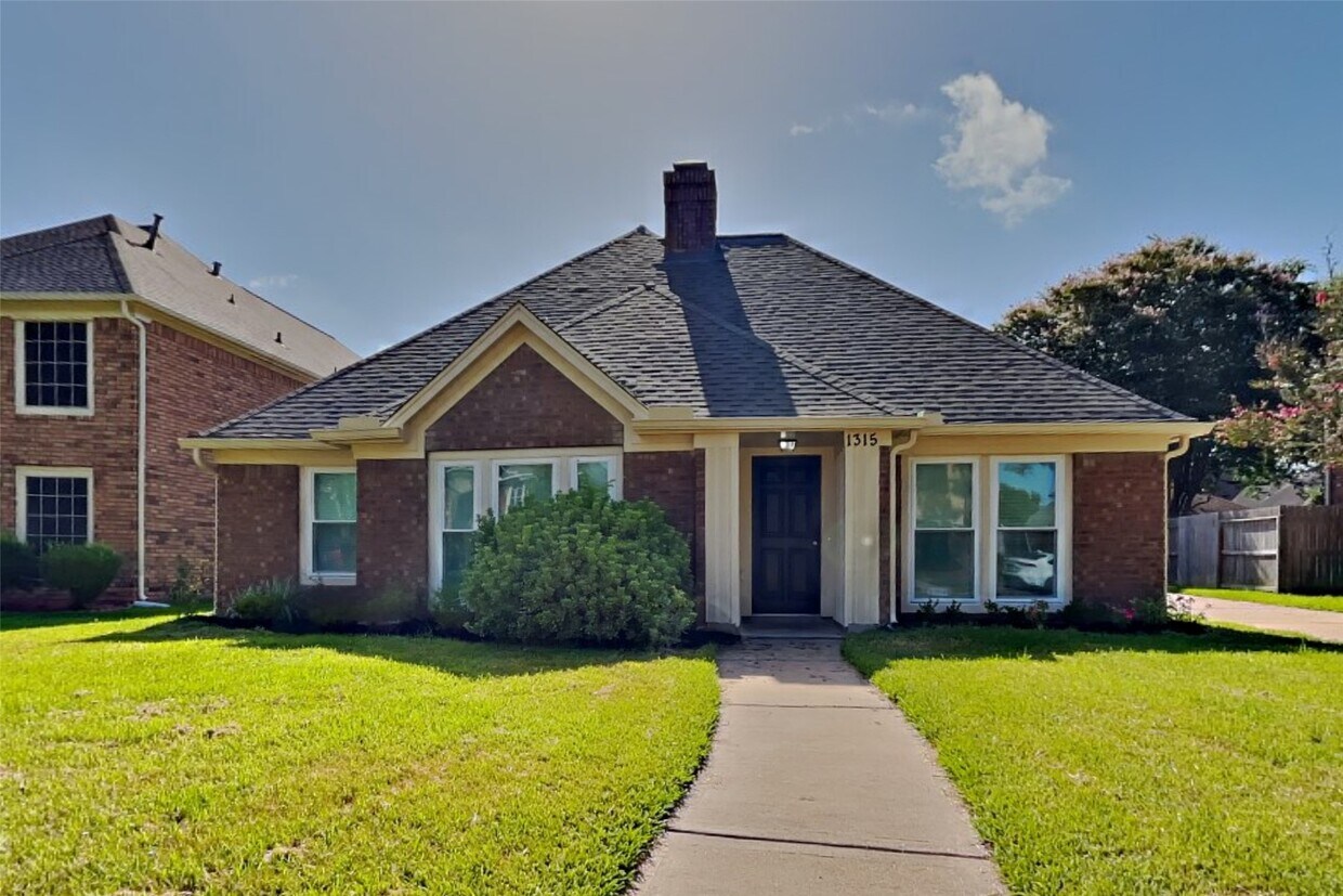 Foto principal - 1315 Forest Hollow Dr