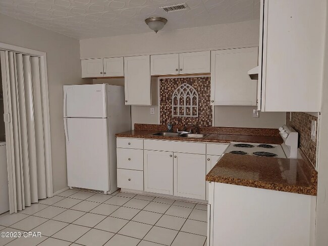 Foto del edificio - 6221 Pinetree Ave