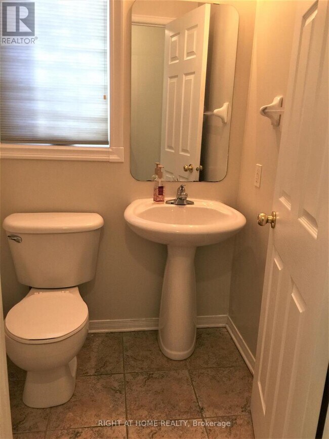 Building Photo - 159 Kinross Private