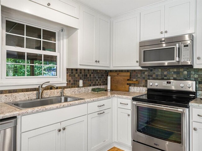 Foto del edificio - 6265 Lakeview Dr