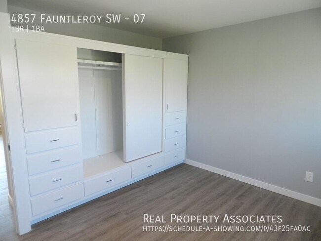 Foto del edificio - 4857 Fauntleroy Wy SW