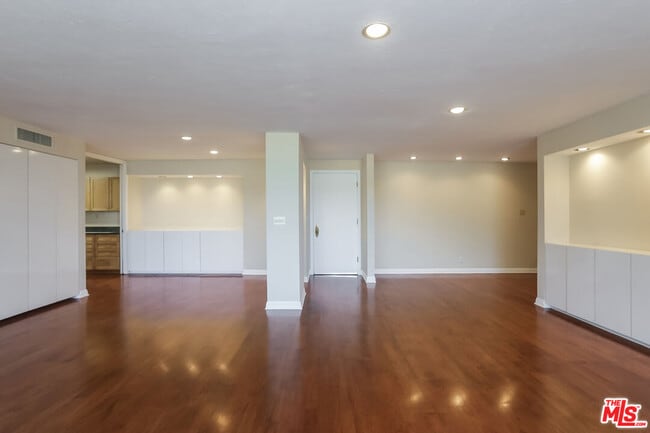 Building Photo - 723 Palisades Beach Rd