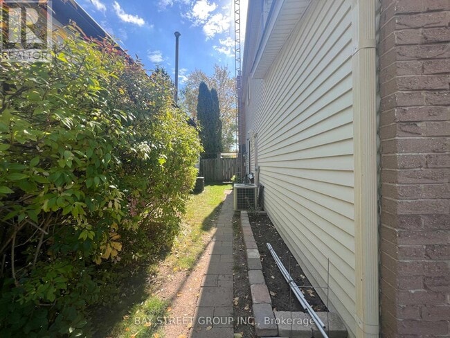 Building Photo - 45 Lillooet Crescent