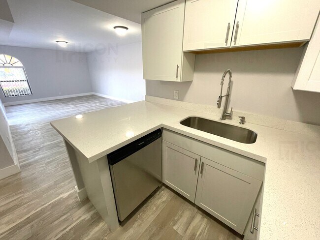Foto del edificio - 3715 Village Drive Unit A