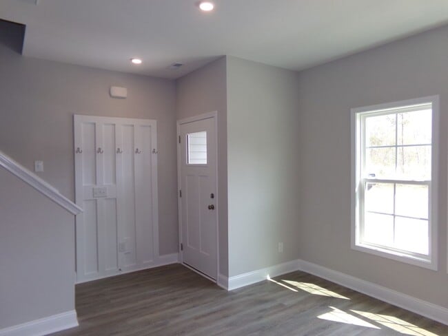 Building Photo - Welcome to Jacks Branch Townhomes – Modern Living in Hubert, NC!