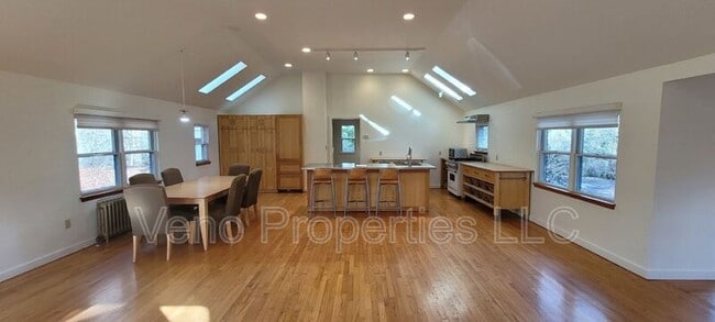 Building Photo - 16 Maple Ave