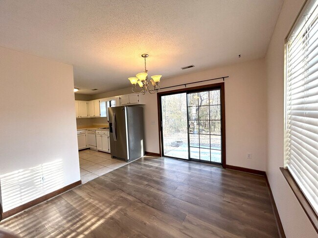 Building Photo - Charming 3 bedroom, 2 bathroom one level home in Murrayville!