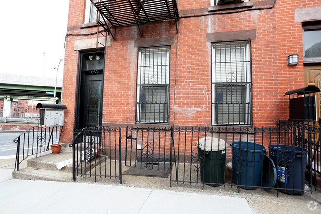 Building Photo - 664 Henry St