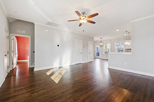 Building Photo - Charming 3Bd / 2.5Ba home minutes from Dow...