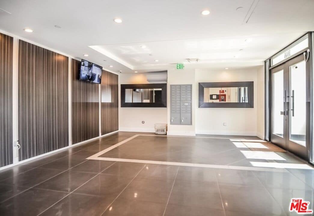 Building Photo - 1046 Serrano Ave