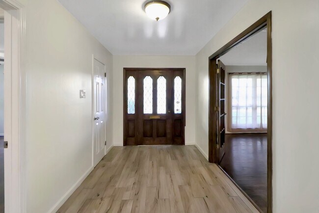 Foto del edificio - 5602 Sylmar Rd