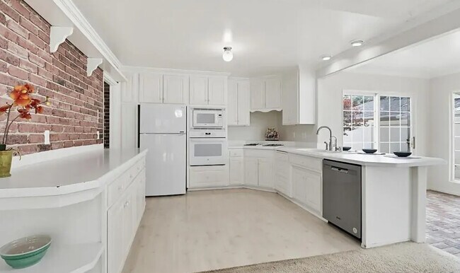 Foto del edificio - 1362 Saddleview Ct
