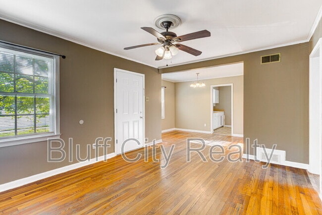 Building Photo - 1071 Robin Hood Ln