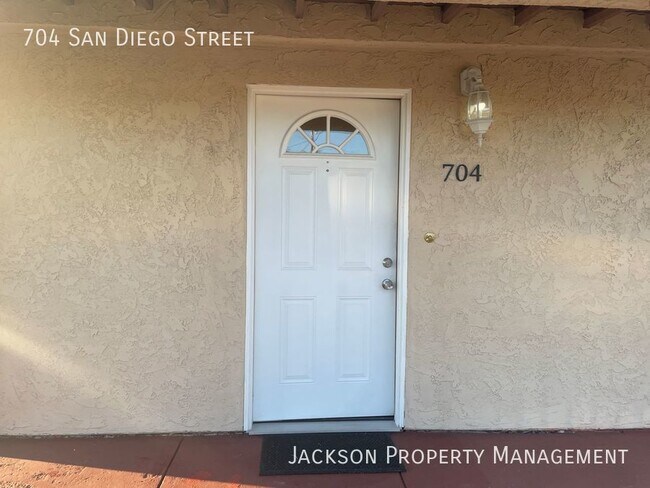 Building Photo - Spacious 4 bedroom, 2 bath home located le...