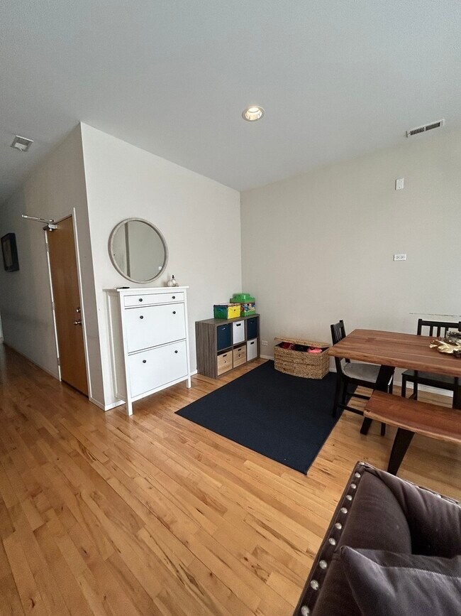Foto del edificio - 2436 W Madison St