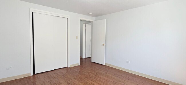 Foto del edificio - Spacious 3 bed/1 bath basement unit available now!