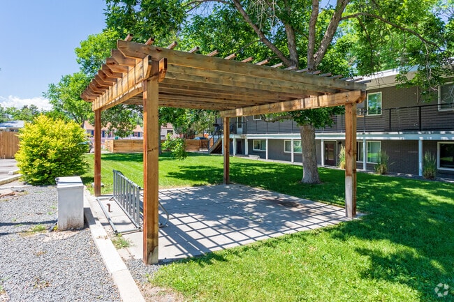 Building Photo - Saulsbury Manor