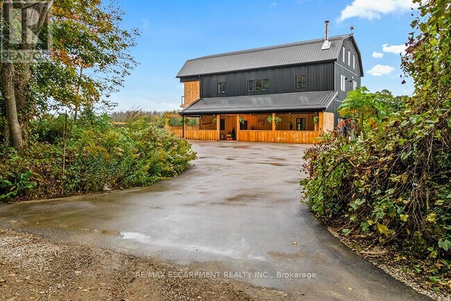 Photo du bâtiment - 402075 GREY Rd 17
