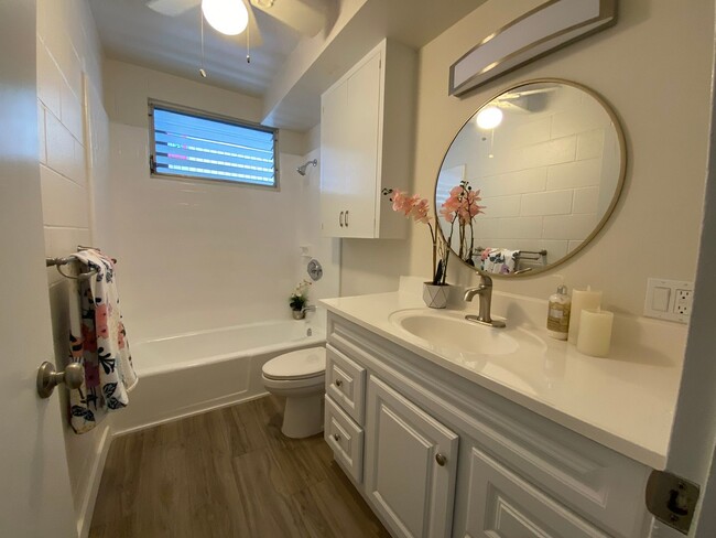Building Photo - Convenient Two Bedroom Apartment - $2300/mo 2BR/1BA/1PKG