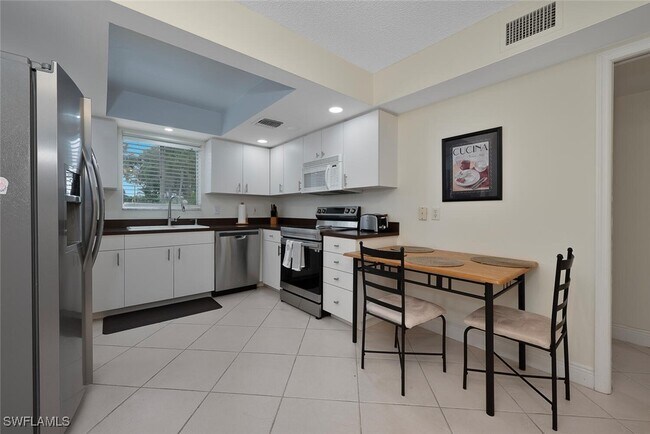 Foto del edificio - 215 Cypress Way E