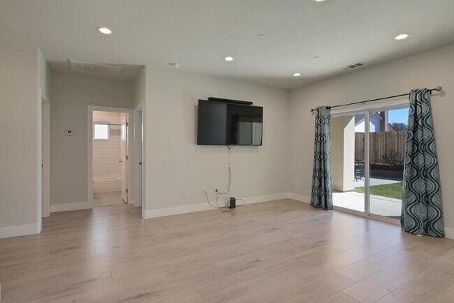 Building Photo - 2154 Butler Dr