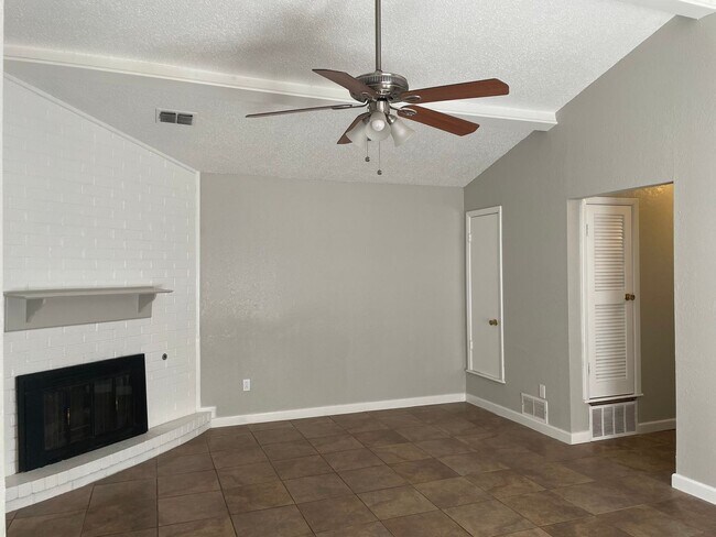 Building Photo - 6917fre