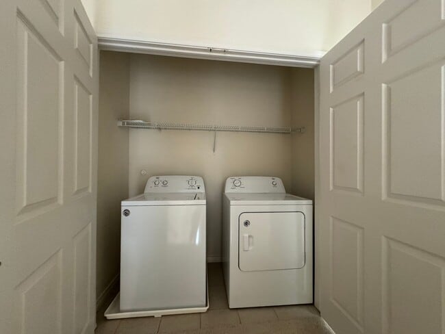 Building Photo - Lovely Townhome!