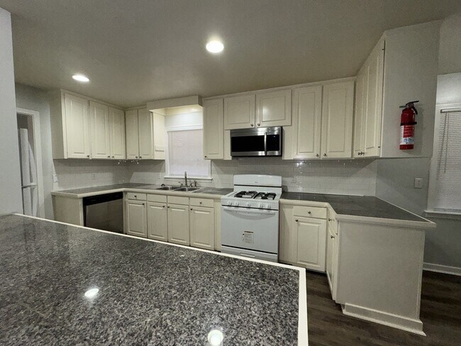 Foto del edificio - 304 Colonial Cir