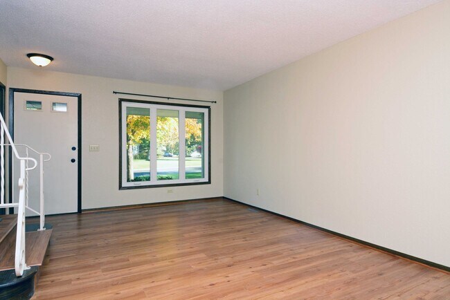 Building Photo - Avail 06/01! 2 Bed 1.5 Bath Duplex Minutes...