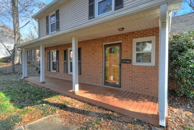 Building Photo - Renovated 4br/2.5bth 2-Story in Coventry W...