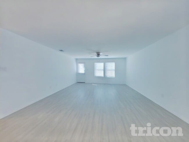 Building Photo - 5715 Vista Point