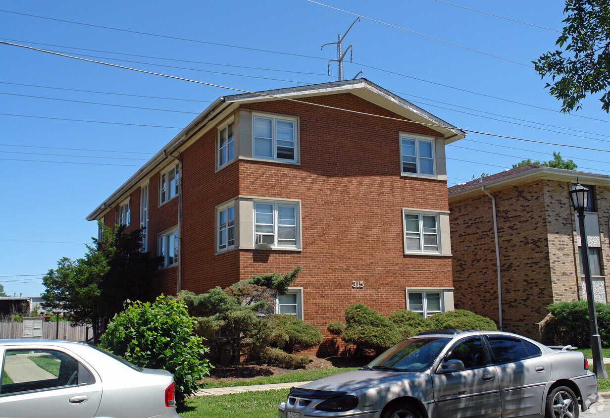 Bluffs Crossing Apartments in La Grange, IL