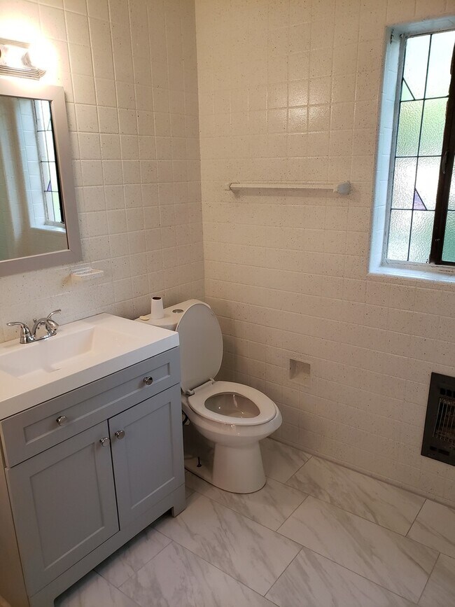 Foto del edificio - 18483 Greenlawn St