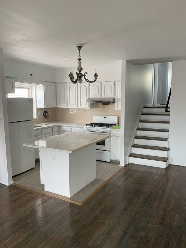 Primary Photo - 2021 81st St