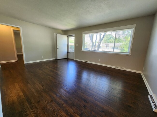 Building Photo - Spacious 2-Bedroom, 1-Bathroom Home AVAILABLE NOW!!