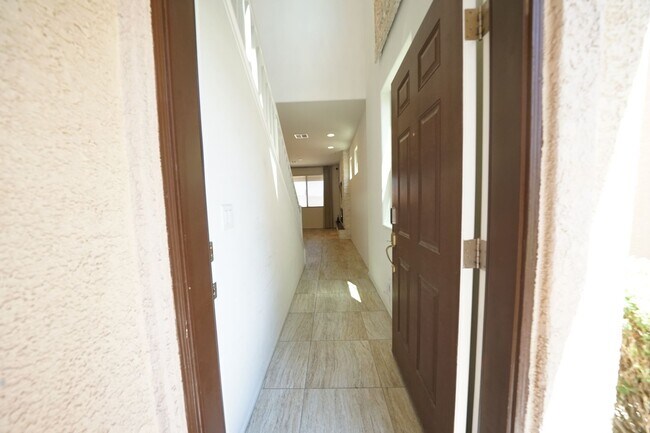 Building Photo - SHOWINGS AVAILABLE NOW