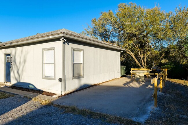 Foto del edificio - 10201 Shane Dr