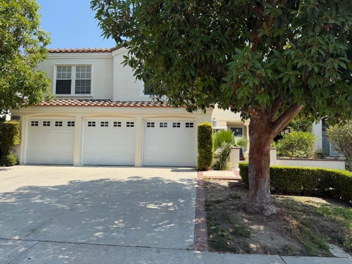 Foto principal - Spacious Home in Tustin with Main Floor Be...