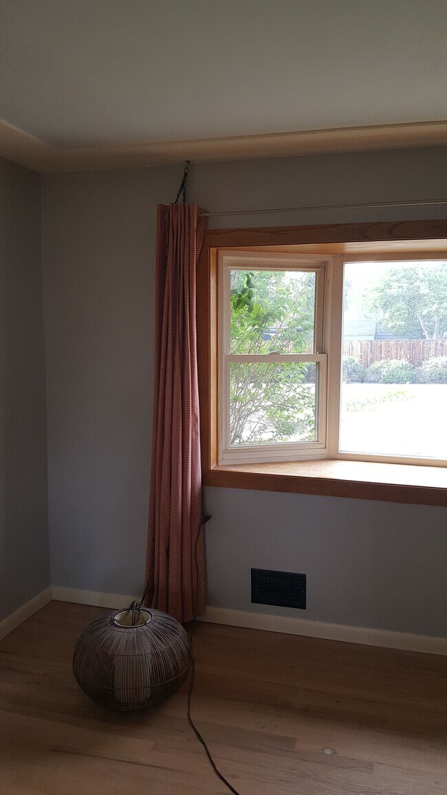 Building Photo - 614 W Shepperd Ave