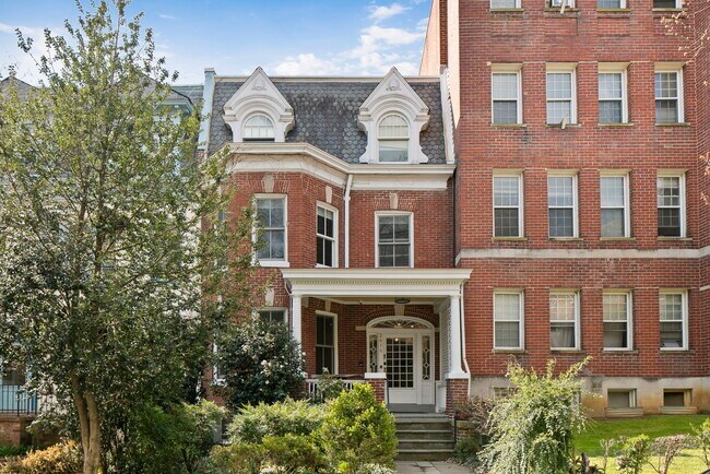 Foto del edificio - 2616 Cathedral Ave NW
