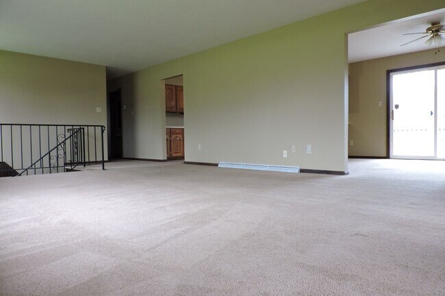 Living room - 2500 Killian Rd