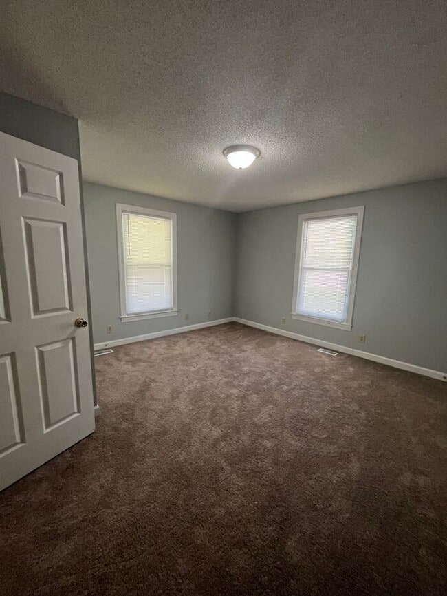 Building Photo - Full of Charm 4BD/1BA w/ Wrap-Around Porch