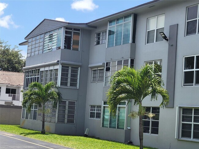 Foto del edificio - 120 Royal Palm Rd