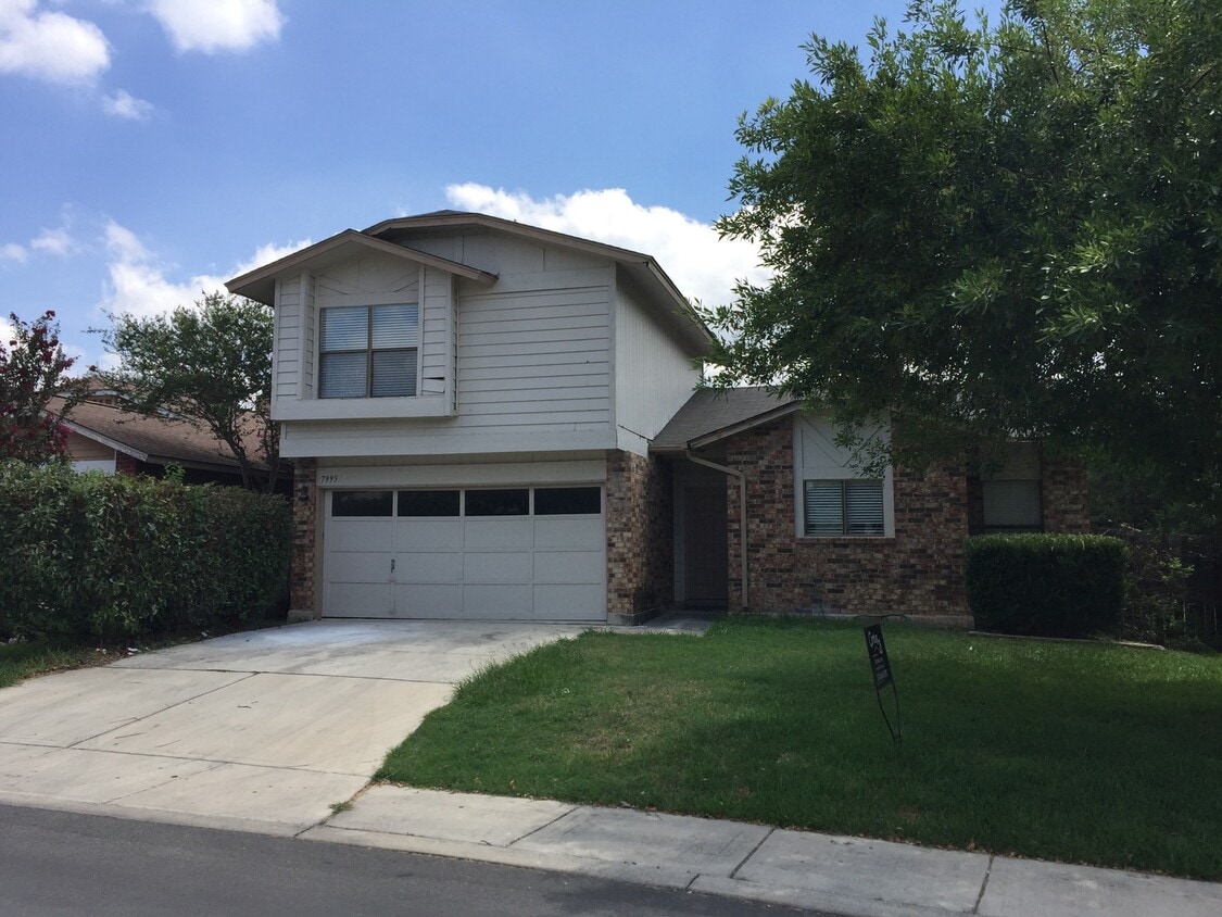 Primary Photo - NICE 3 BEDROOM LOCATED ON A LARGE CORNER LOT*COUNTRY KITCHEN WITH ISLAND*LARGE MASTER BR DOWN W/ ...