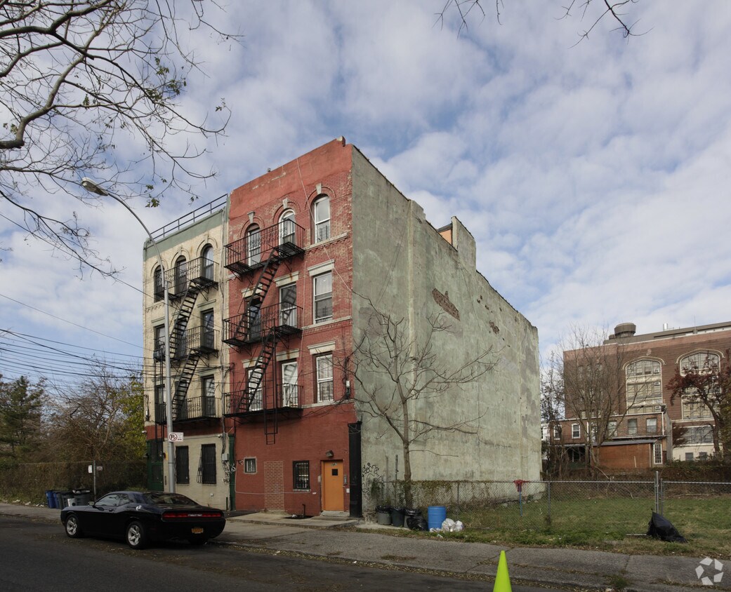 Primary Photo - 1967 Bergen St
