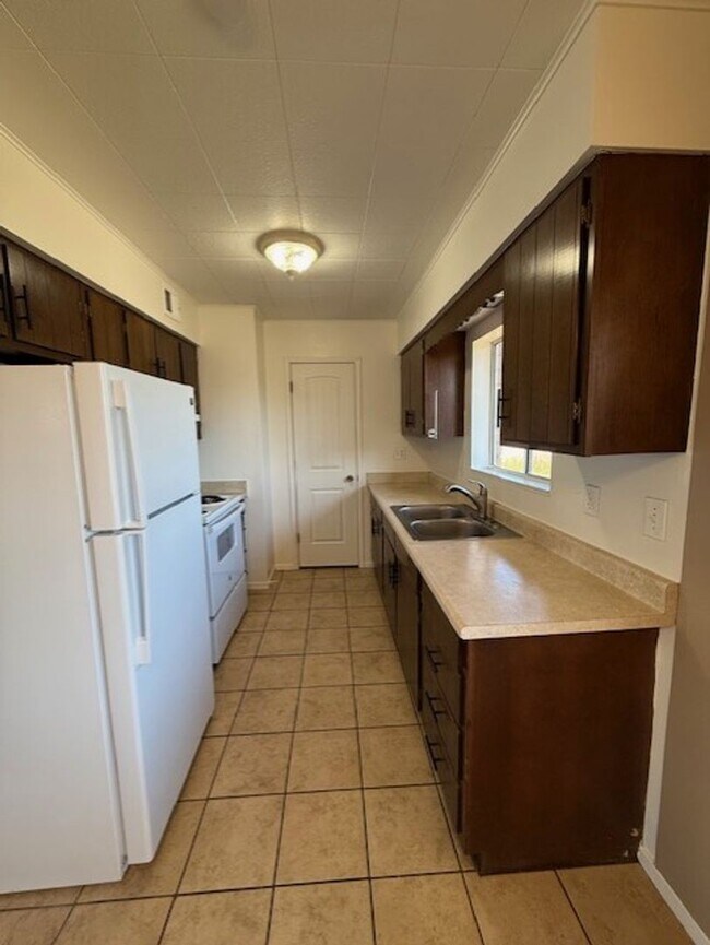 Building Photo - 3 Bed 1 1/2 Bath Home with Fireplace Conta...