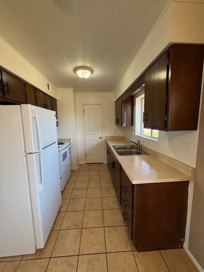 Building Photo - REDUCED!! 3 Bed 1 1/2 Bath Home with Firep...