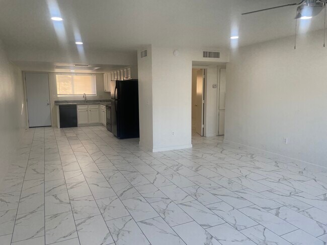 Building Photo - 8119 N 33rd Dr